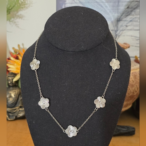 Adornia Tarnish Resistant Silver Tone 5-Leaf Clover Station Necklace NWOT - Picture 2 of 8